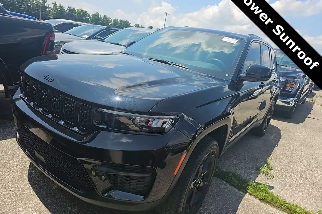 2022 Jeep Grand Cherokee Laredo Altitude photo 1