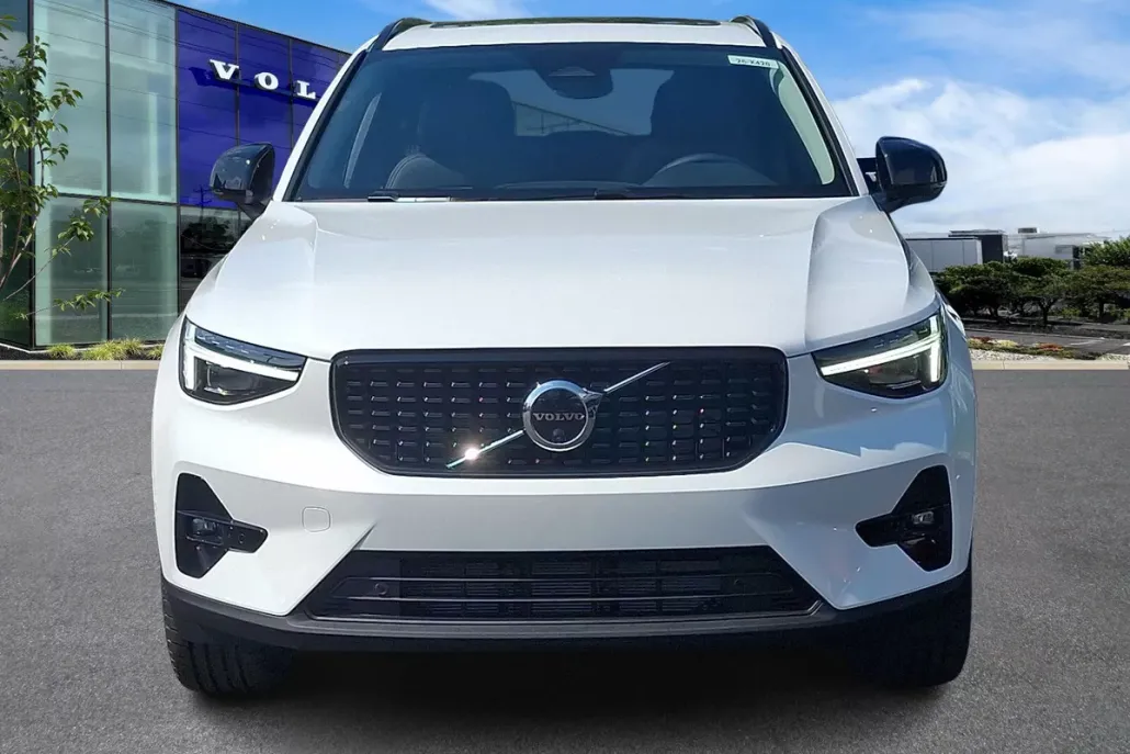 2026 Volvo XC40 AWD Plus photo 1