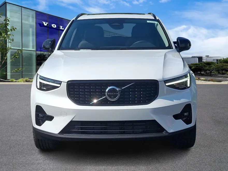 2026 Volvo XC40 AWD Plus photo 1