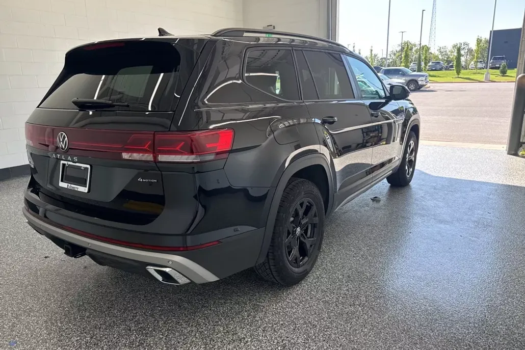 2025 Volkswagen Atlas Peak Edition SE photo 1