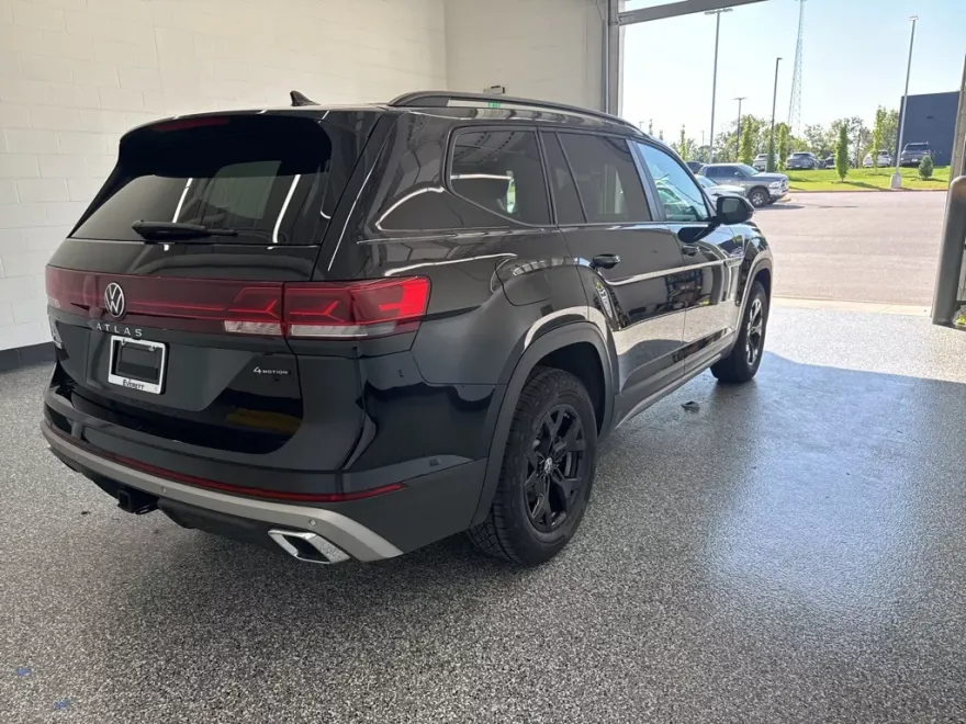2025 Volkswagen Atlas Peak Edition SE photo 1