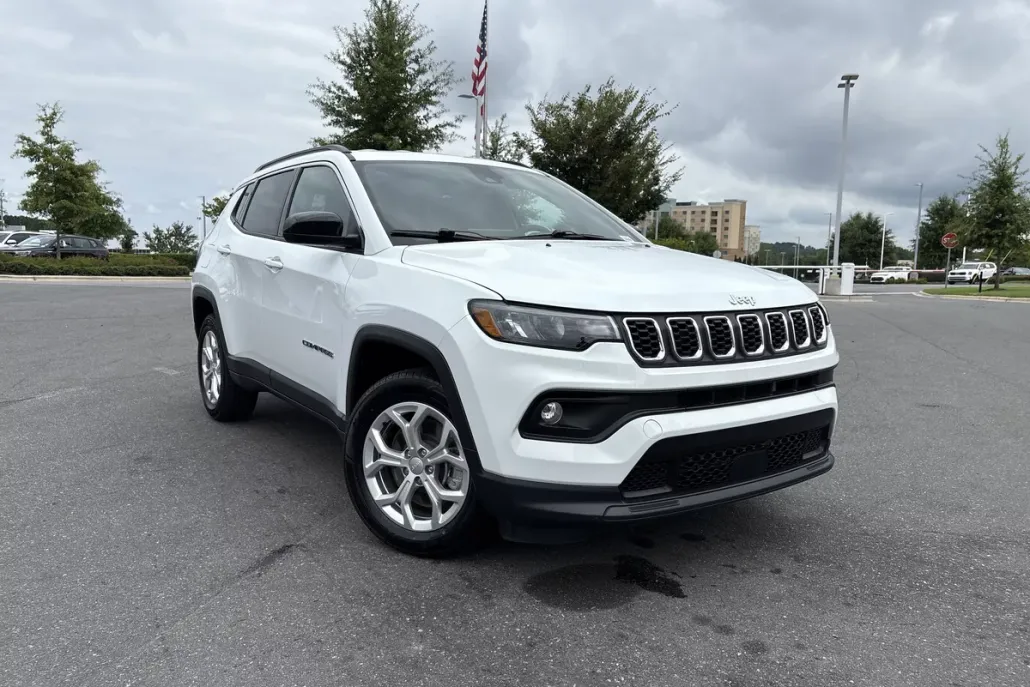 2024 Jeep Compass Latitude photo 1
