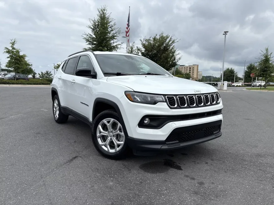 2024 Jeep Compass Latitude photo 1