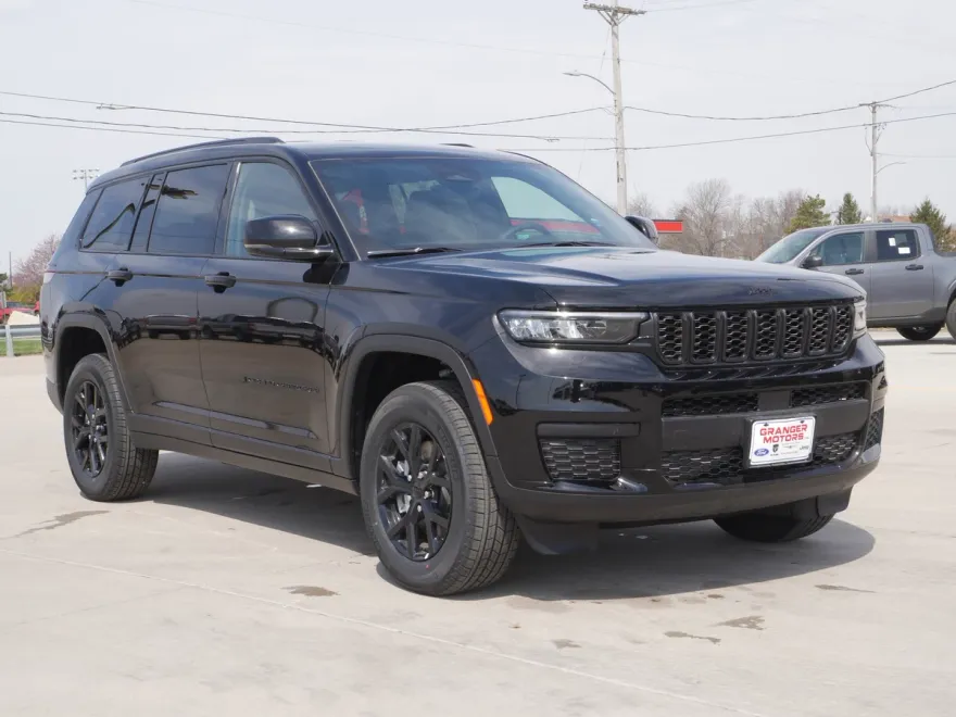 2025 Jeep Grand Cherokee Altitude photo 1