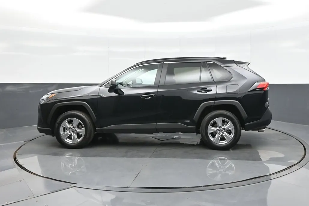 2024 Toyota RAV4 Hybrid LE photo 1
