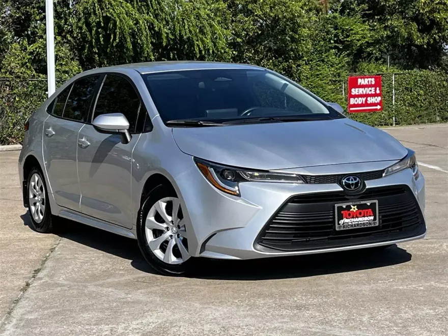 2024 Toyota Corolla LE photo 1