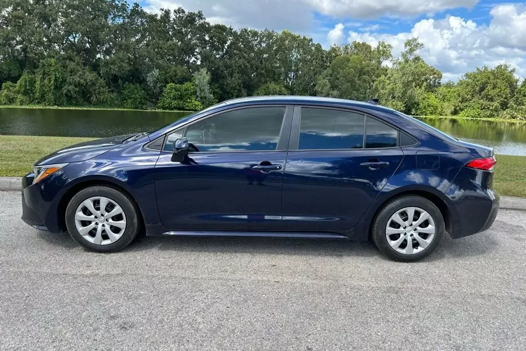 2020 Toyota Corolla LE photo 1
