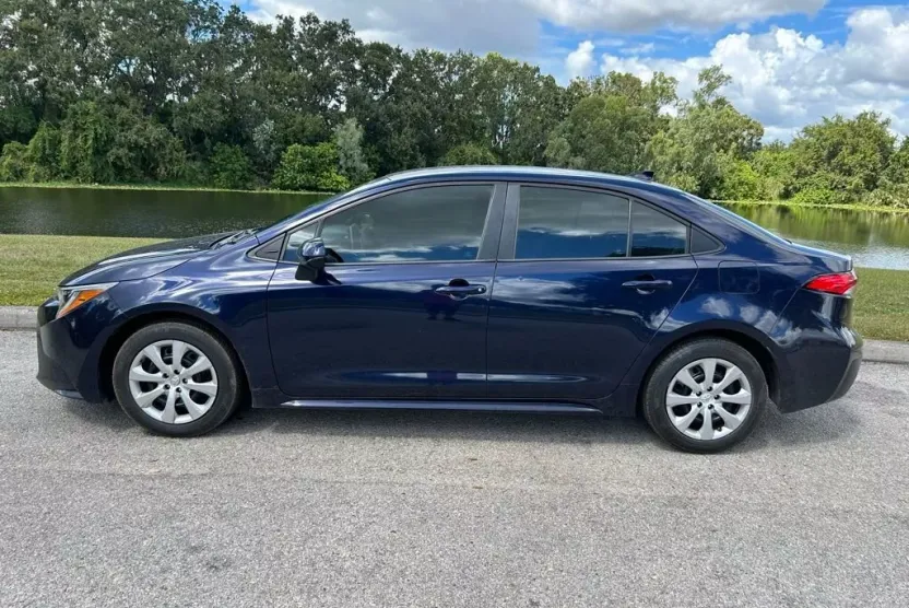 2020 Toyota Corolla LE photo 1
