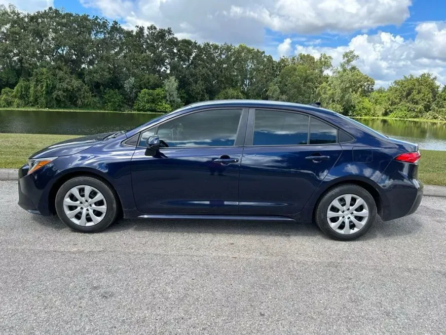 2020 Toyota Corolla LE photo 1