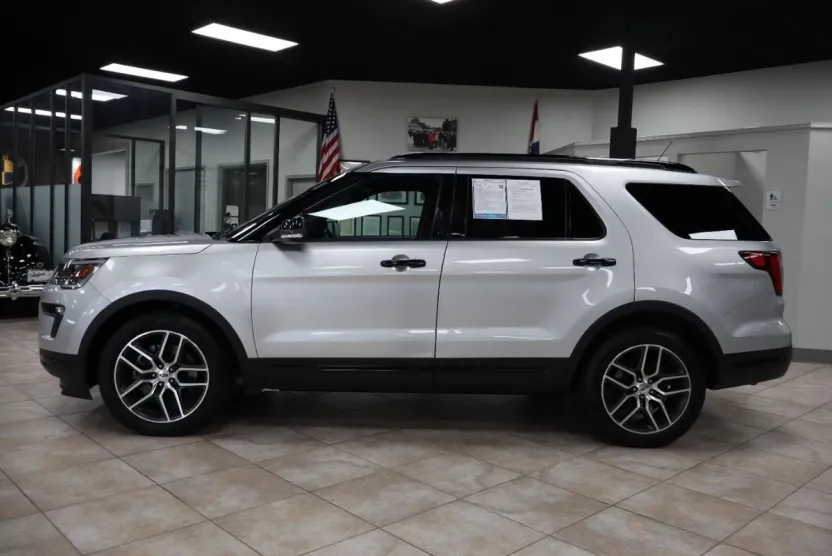 2019 Ford Explorer Sport photo 1