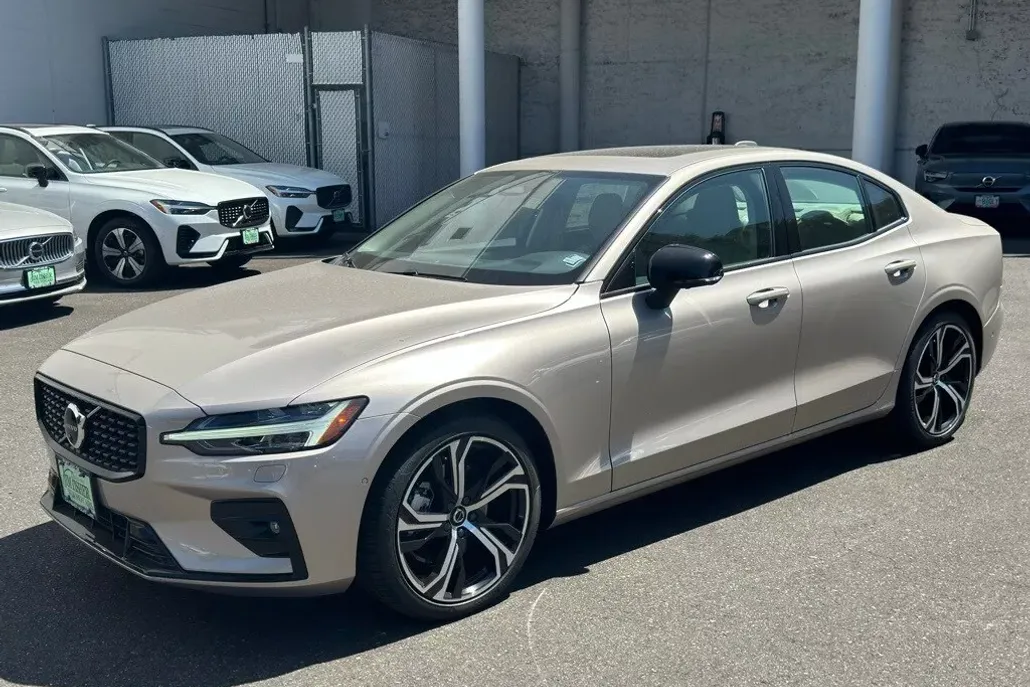 2024 Volvo S60 B5 Plus photo 1