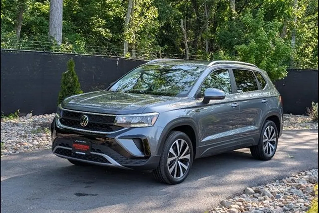 2022 Volkswagen Taos SE photo 1