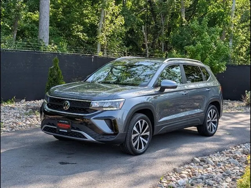 2022 Volkswagen Taos SE photo 1