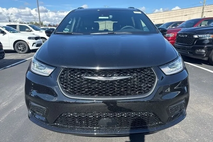 2026 Chrysler Pacifica Limited photo 1