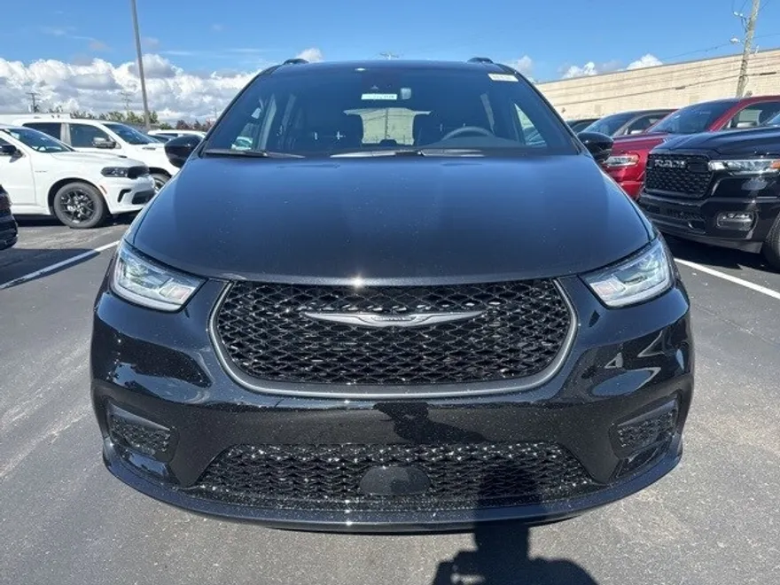 2026 Chrysler Pacifica Limited photo 1
