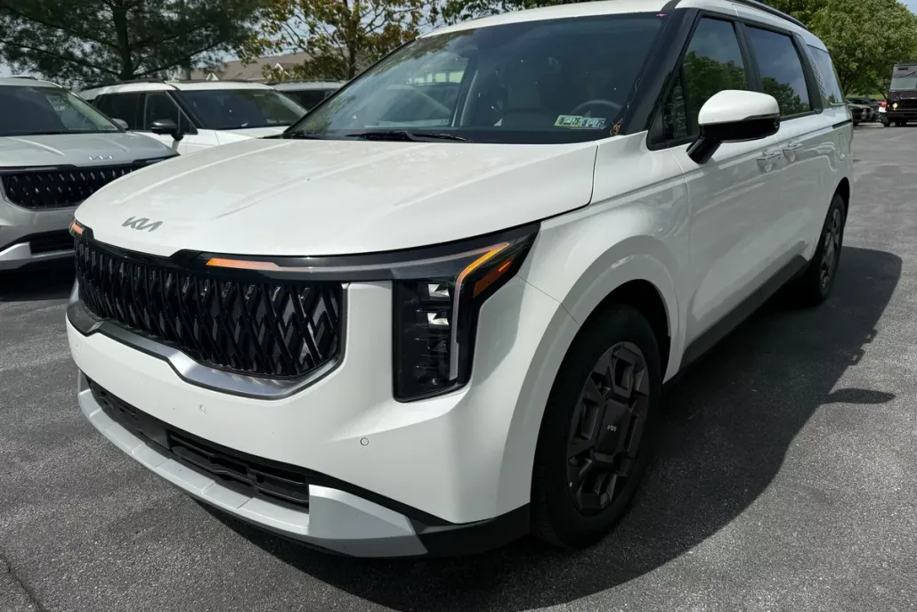 2025 Kia Carnival EX photo 1