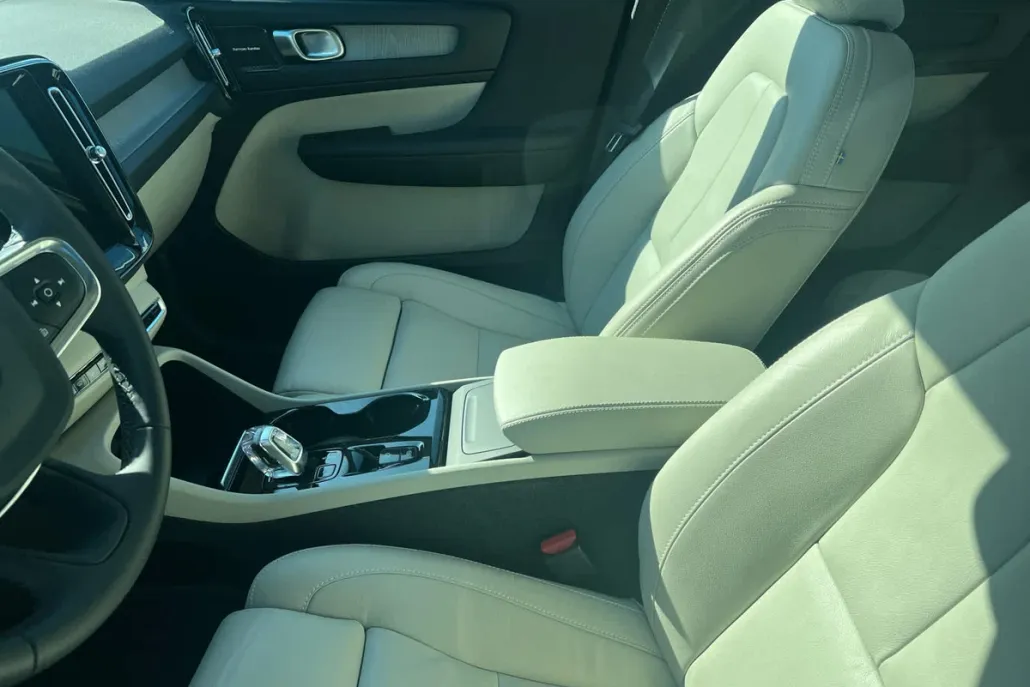 2024 Volvo XC40 Plus photo 1