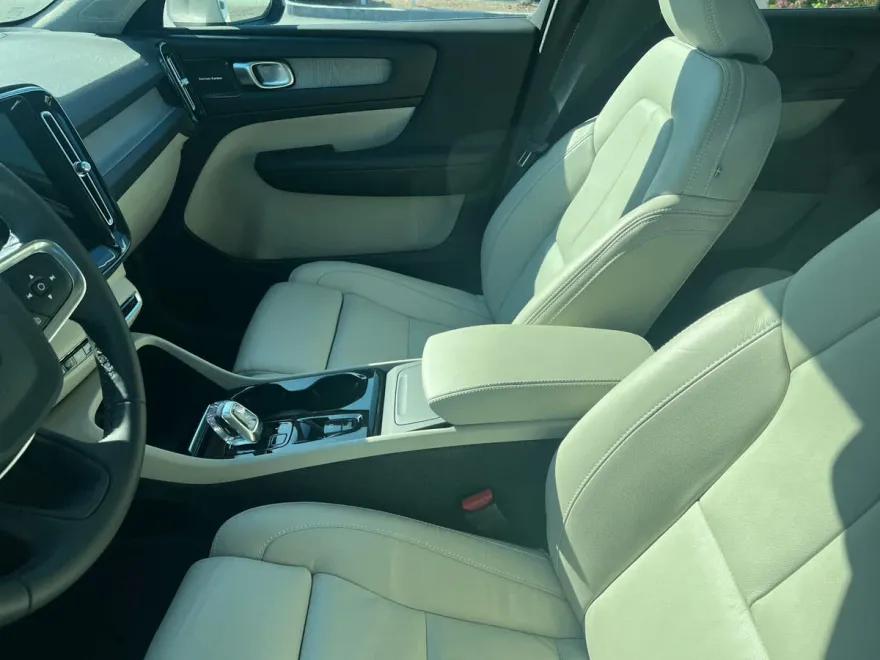 2024 Volvo XC40 Plus photo 1