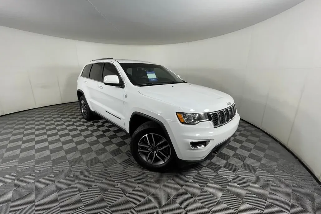 2020 Jeep Grand Cherokee Laredo photo 1