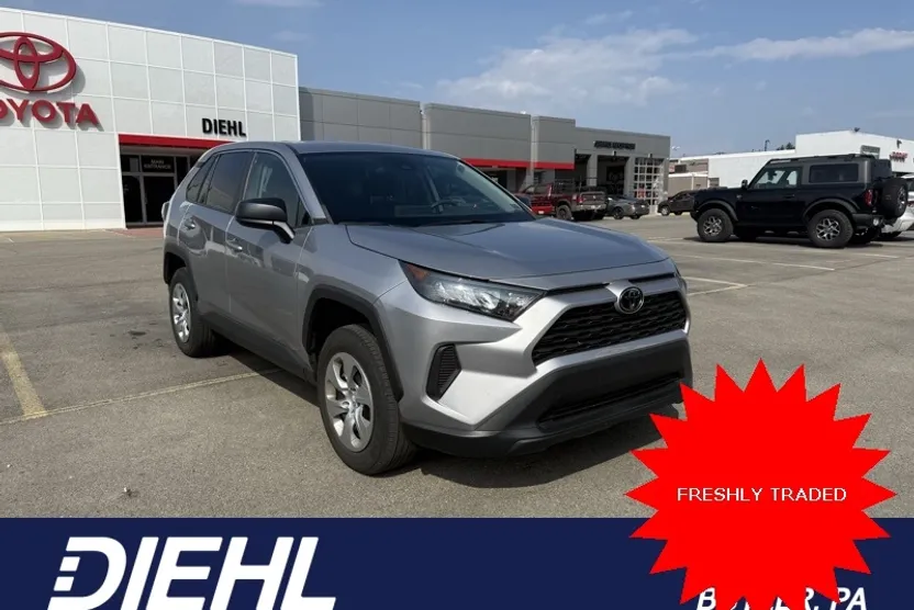 2022 Toyota RAV4 LE photo 1