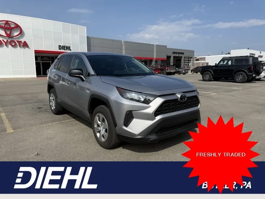 2022 Toyota RAV4 LE photo 1