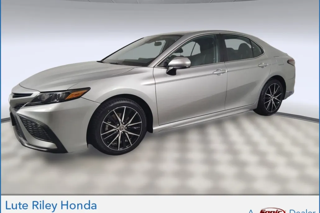 2021 Toyota Camry SE photo 1