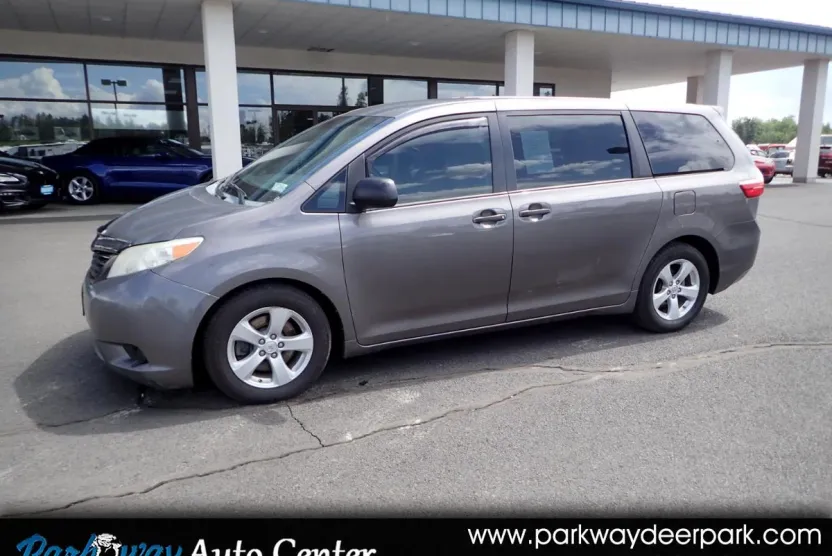 2015 Toyota Sienna L photo 1