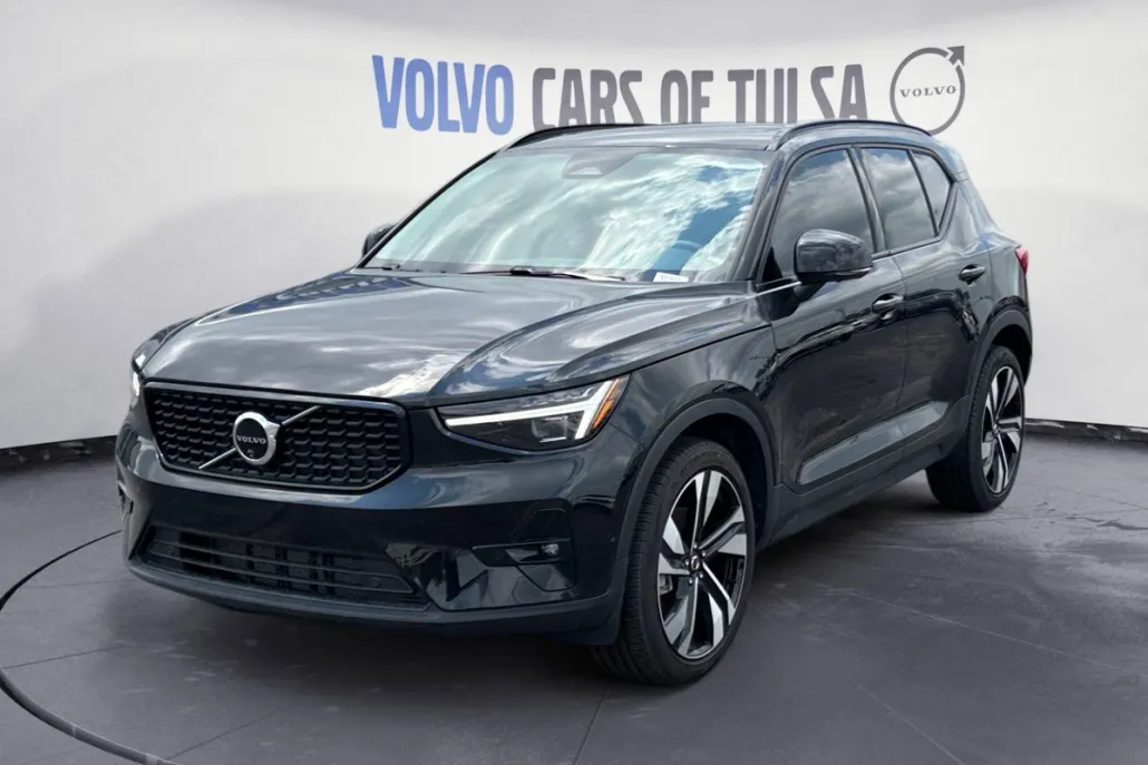 2025 Volvo XC40 Plus photo 1