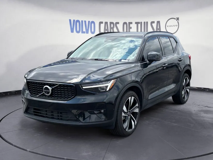 2025 Volvo XC40 Plus photo 1