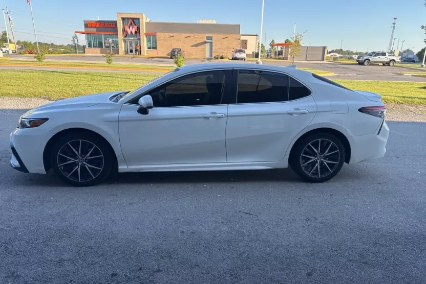 2021 Toyota Camry SE photo 1