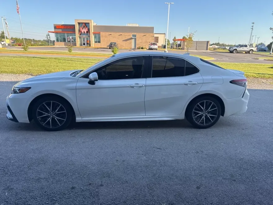 2021 Toyota Camry SE photo 1