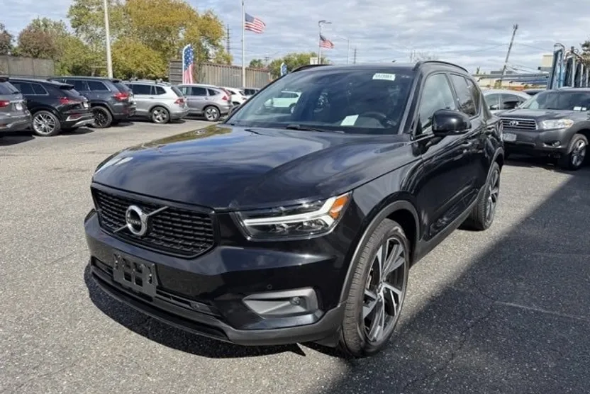 2020 Volvo XC40 T5 R-Design photo 1
