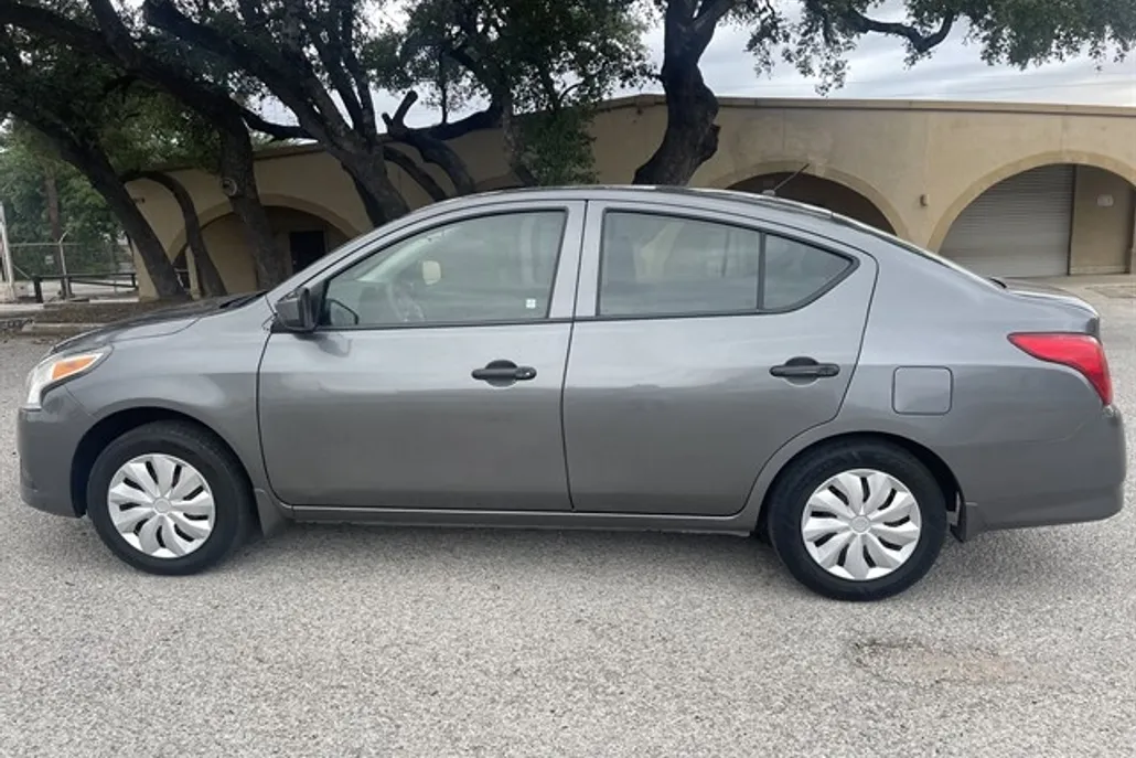 2016 Nissan Versa S photo 1