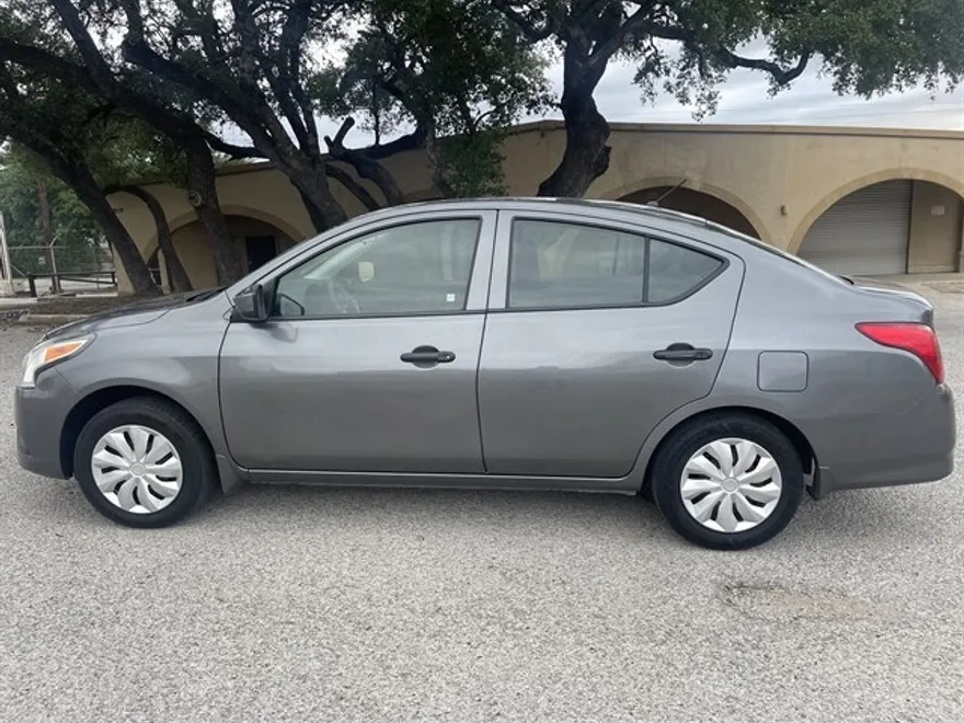 2016 Nissan Versa S photo 1