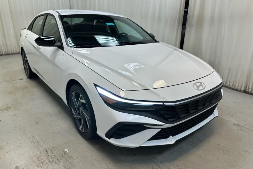 2025 Hyundai Elantra SEL Sport photo 1