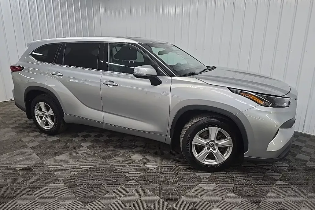 2022 Toyota Highlander LE photo 1