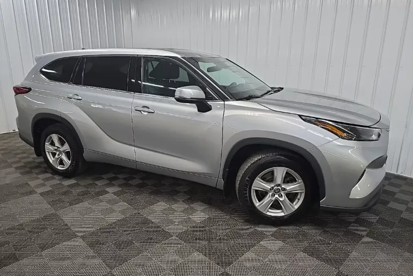2022 Toyota Highlander LE photo 1