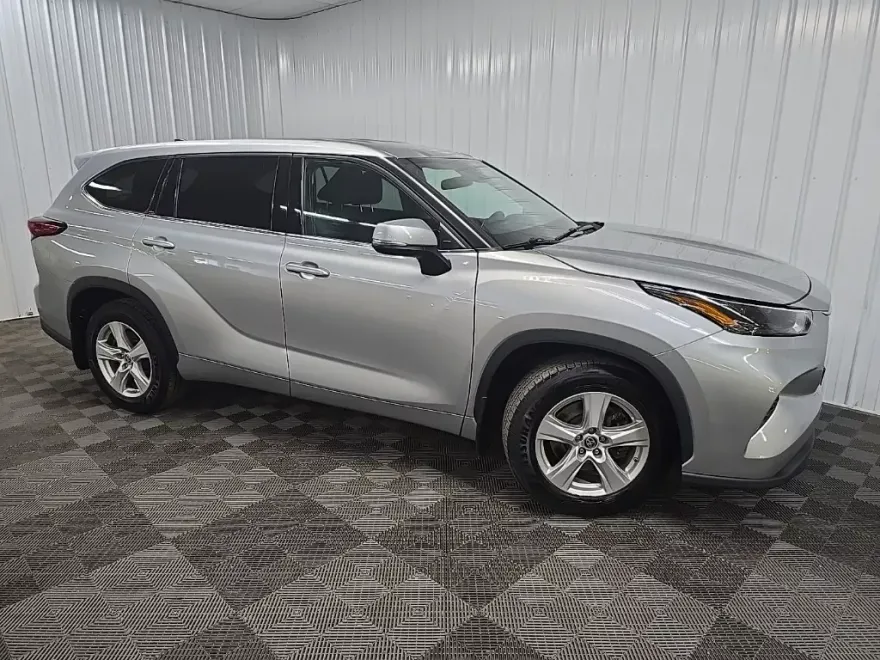 2022 Toyota Highlander LE photo 1