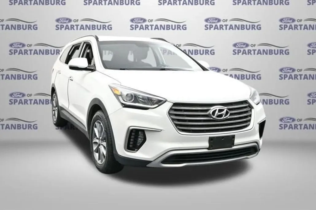 2017 Hyundai Santa Fe SE photo 1