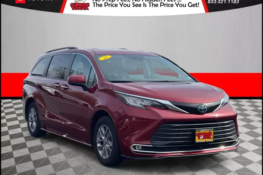 2022 Toyota Sienna XLE photo 1
