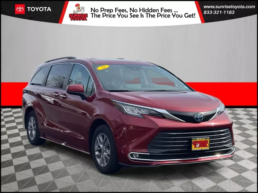 2022 Toyota Sienna XLE photo 1