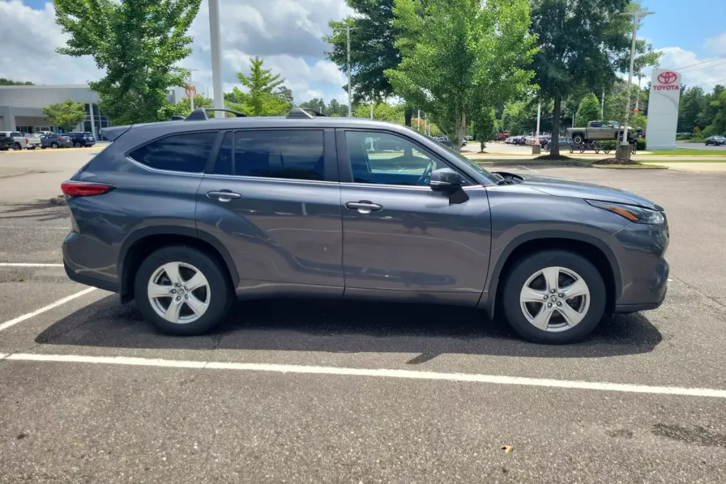 2023 Toyota Highlander L photo 1