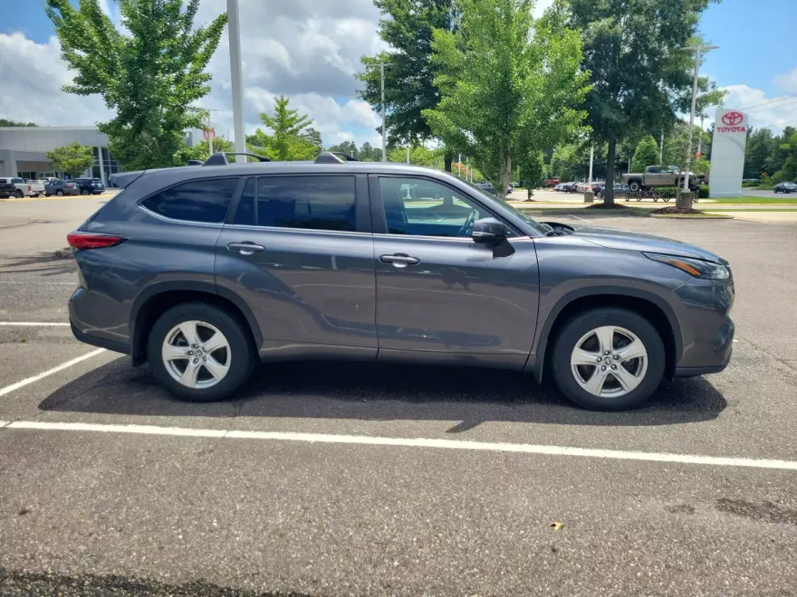 2023 Toyota Highlander L photo 1