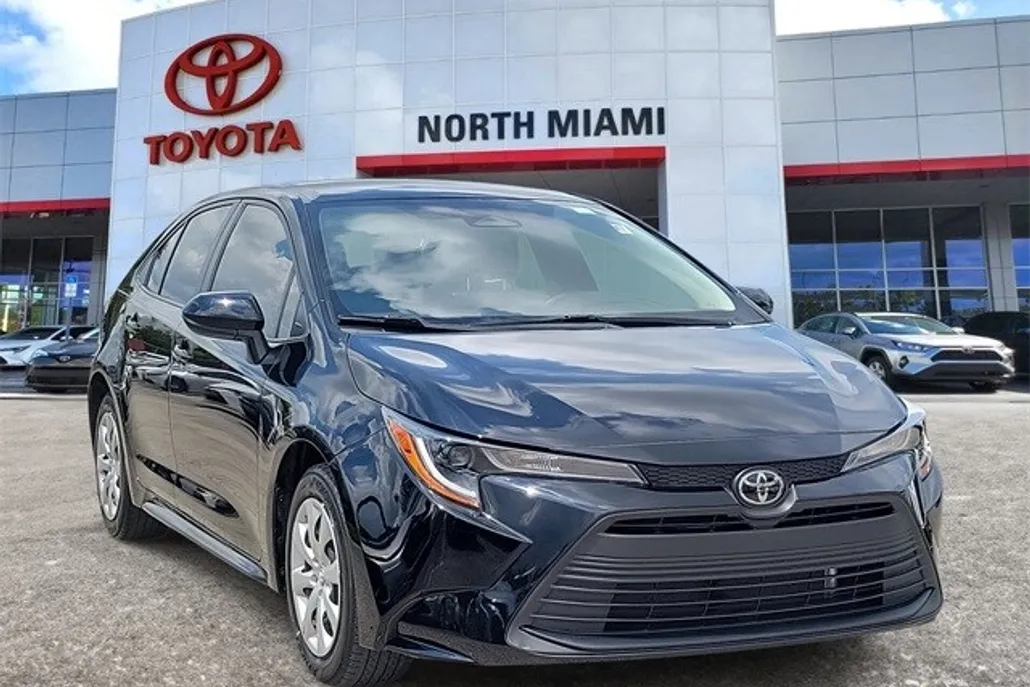 2023 Toyota Corolla LE photo 1