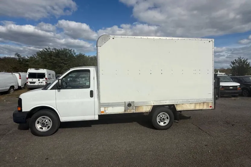 2014 Gmc Savana 3500 Cutaway photo 1