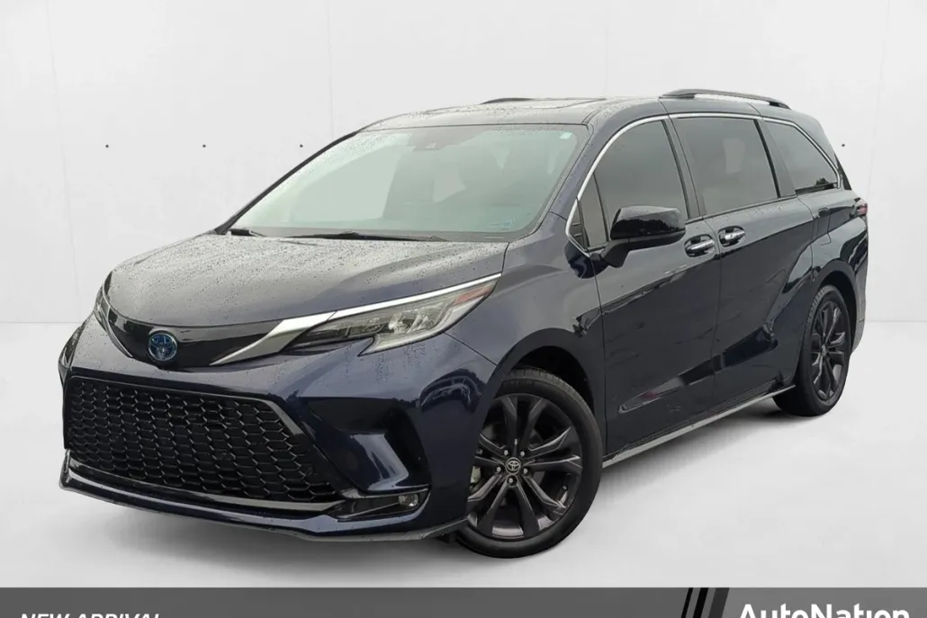 2022 Toyota Sienna XSE photo 1