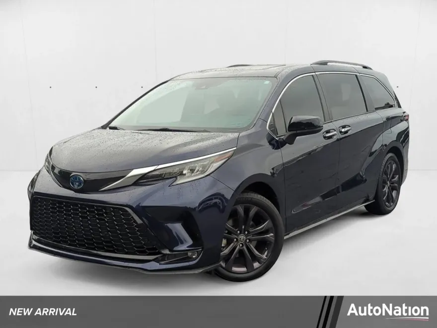 2022 Toyota Sienna XSE photo 1