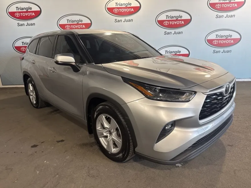 2022 Toyota Highlander LE photo 1