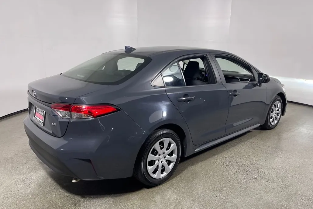 2023 Toyota Corolla LE photo 1