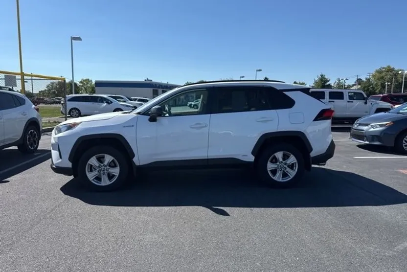2021 Toyota RAV4 Hybrid LE photo 1